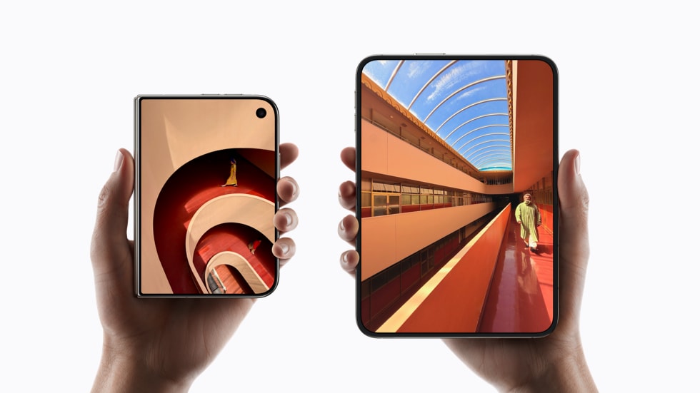 Закрытый и раскрытый iPhone Duo в руках